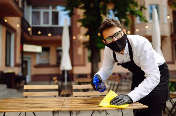 Desinfección Para Prevenir Covid Camarero Mascarilla Protectora Guantes Mesa Limpieza — Foto de Stock