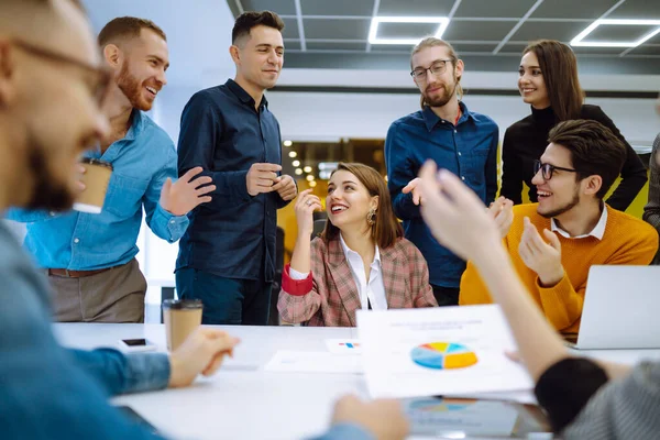 Equipa Sucesso Grupo Jovens Empresários Que Trabalham Comunicam Juntos Escritório — Fotografia de Stock