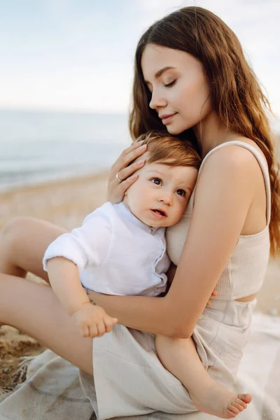 Madre Con Bambino Divertirsi All Aperto Giocare Giochi Amano Famiglia — Foto Stock