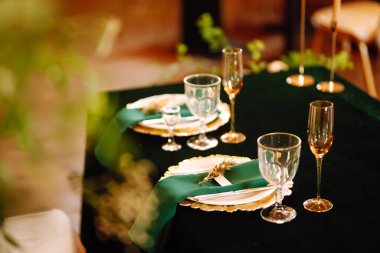 Düğün için. Ziyafet. Bir parti, düğün resepsiyonu ya da zümrüt renginde bir festival için güzel bir masa..