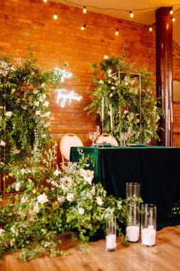 Düğün için. Ziyafet. Bir parti, düğün resepsiyonu ya da zümrüt renginde bir festival için güzel bir masa..