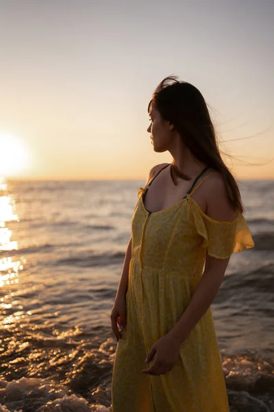 Schöne Frau Strand Bei Sonnenuntergang Während Ihres Urlaubs Freien Genießt — Stockfoto