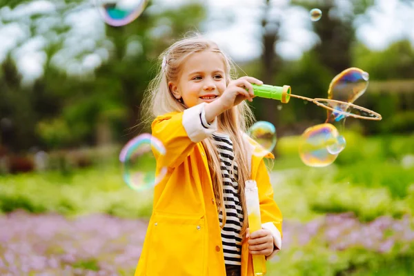 Маленька Чарівна Дівчинка Дме Мильні Бульбашки Відкритому Повітрі Літньому Парку — стокове фото