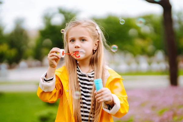 Pequena Menina Adorável Soprando Bolhas Sabão Livre Parque Verão Conceito — Fotografia de Stock