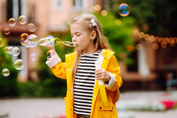 Pequena Menina Adorável Soprando Bolhas Sabão Livre Parque Verão Conceito — Fotografia de Stock