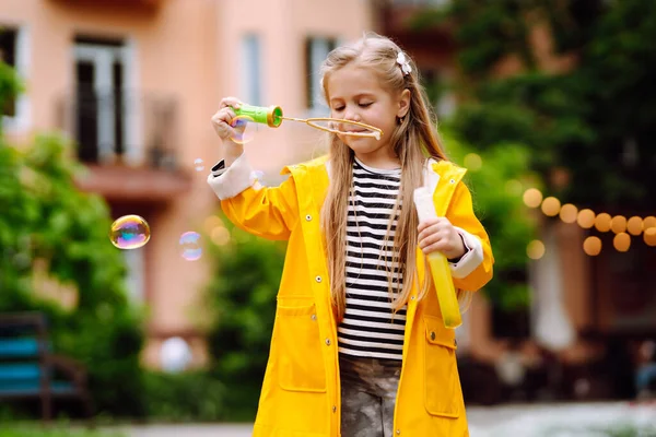 Pequena Menina Adorável Soprando Bolhas Sabão Livre Parque Verão Conceito — Fotografia de Stock