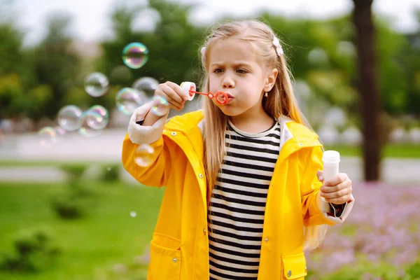 Pequena Menina Adorável Soprando Bolhas Sabão Livre Parque Verão Conceito — Fotografia de Stock