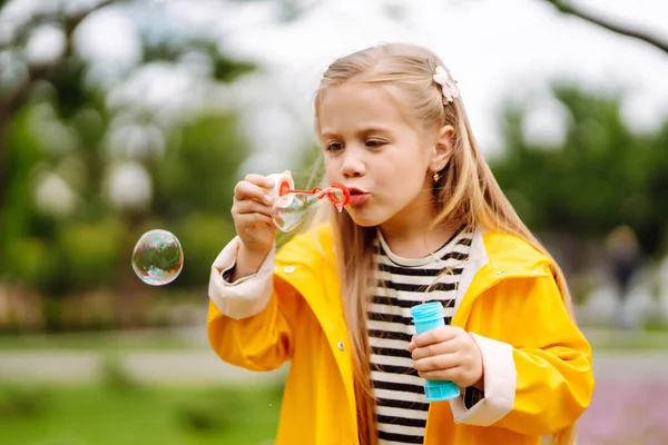 Pequena Menina Adorável Soprando Bolhas Sabão Livre Parque Verão Conceito — Fotografia de Stock