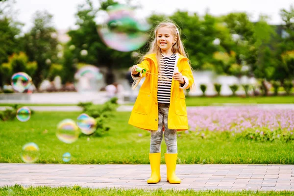 Mała Urocza Dziewczynka Dmuchająca Bańki Mydlane Zewnątrz Letnim Parku Szczęśliwego — Zdjęcie stockowe