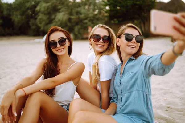 Tre Giovani Donne Che Rilassano Spiaggia Fanno Selfie Telefono Vacanze — Foto Stock