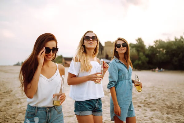 Três Mulheres Caminhando Pela Praia Bebendo Cervejas Férias Verão Férias — Fotografia de Stock