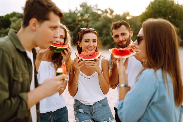 Jonge Vrienden Ontspannen Het Strand Eten Watermeloen Een Groep Jongeren — Stockfoto
