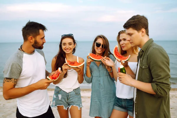 Jóvenes Amigos Relajándose Playa Comiendo Sandía Grupo Jóvenes Sentados Juntos —  Fotos de Stock
