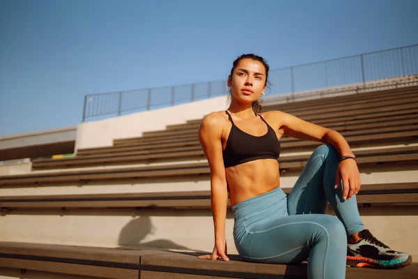 Giovane Donna Fitness Che Allena Allunga All Aperto Mattino Forma — Foto Stock