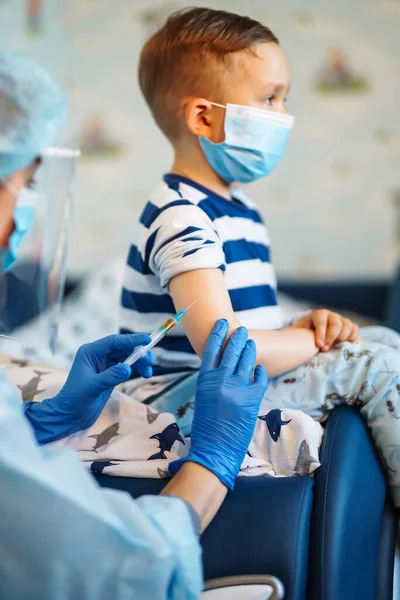 Menschen Impfkonzept Für Immunität Gesundheit Covid Kinderarzt Impft Kleinen Jungen — Stockfoto