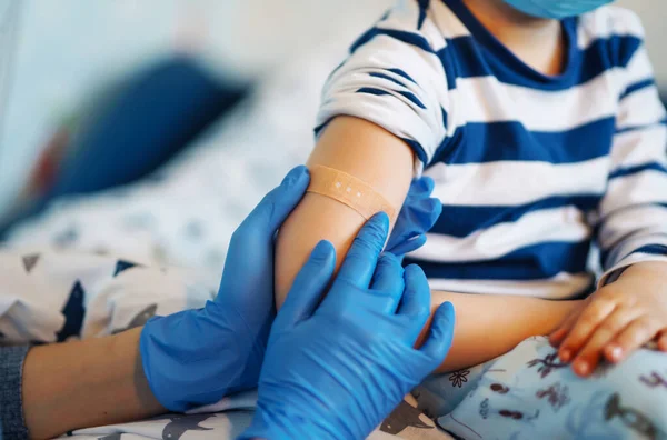 Mensen Vaccinatie Concept Voor Immuniteit Gezondheid Covid Kinderarts Vaccineert Kleine — Stockfoto