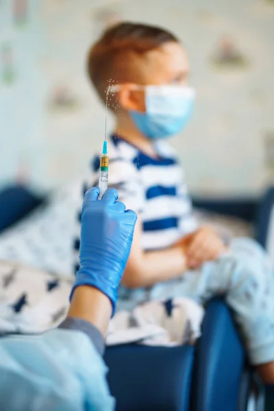 Menschen Impfkonzept Für Immunität Gesundheit Covid Kinderarzt Impft Kleinen Jungen — Stockfoto