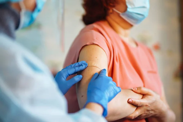 Mensen Vaccinatie Concept Voor Immuniteit Gezondheid Covid Dokter Vaccineert Oude — Stockfoto