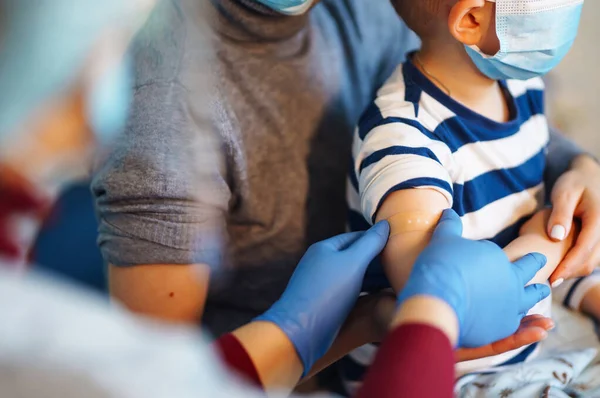 Emberek Immunitás Védőoltás Koncepciója Covid Gyerekorvos Oltja Otthon Kisfiút Egészségügy — Stock Fotó