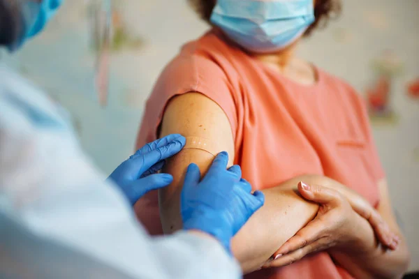Mensen Vaccinatie Concept Voor Immuniteit Gezondheid Covid Dokter Vaccineert Oude — Stockfoto