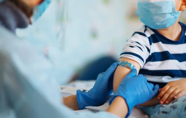 Menschen Impfkonzept Für Immunität Gesundheit Covid Kinderarzt Impft Kleinen Jungen — Stockfoto