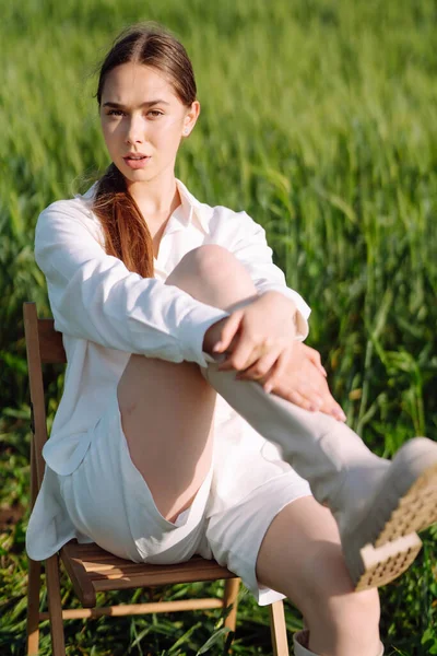 Retrato Mulher Bonita Terno Branco Posando Campo Trigo Conceito Moda — Fotografia de Stock