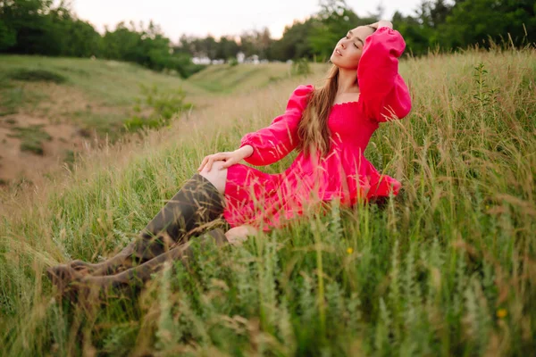 Mulher Elegante Vestido Rosa Posando Campo Florescente Natureza Férias Relaxamento — Fotografia de Stock
