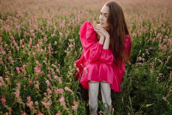 Stylová Žena Růžových Šatech Pózující Kvetoucím Poli Příroda Dovolená Odpočinek — Stock fotografie