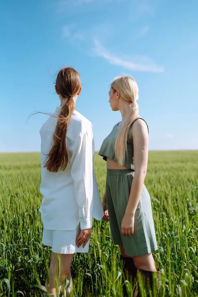 Retrato Dos Muchachas Hermosas Ropa Moda Estilo Sobre Fondo Del — Foto de Stock