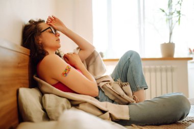 İnsanların bağışıklık sistemi için aşı konsepti. Kadın blogcu, video blogunu evde kaydediyor ve covid-19 aşısı hakkında konuşuyor. Sosyal medya ve karantina. Sağlık, koronavirüs, önleme.