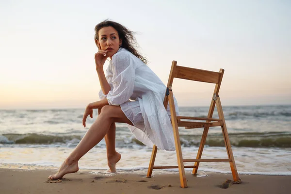 Beyaz Kanat Çırpan Elbiseli Genç Mutlu Bir Kadın Deniz Kıyısında — Stok fotoğraf