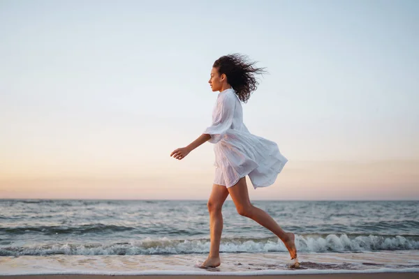 Young Happy Woman White Fluttering Dress Walks Seashore Girl Looks — ストック写真