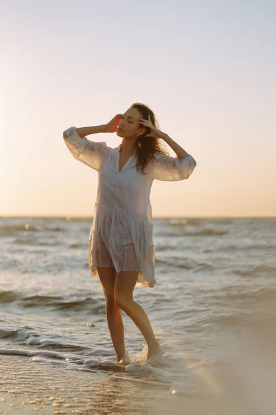 Young Happy Woman White Fluttering Dress Walks Seashore Girl Looks — ストック写真