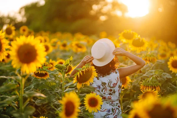 Young Woman Strolling Field Sunflowers Sunset Carefree Woman Walking Enjoying — Stok Foto