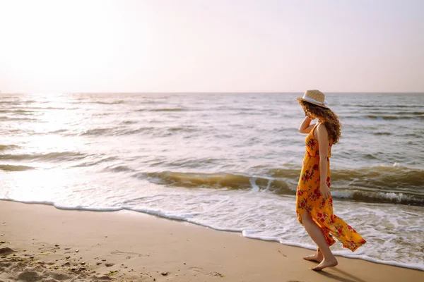Eine Junge Glückliche Frau Spaziert Meer Entlang Reisen Wochenende Relax — Stockfoto