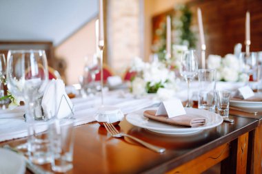 Düğün için. Ziyafet. Düğün kutlaması için lüks bir masa, hoş bir restoranda parti.. 