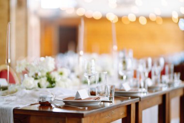 Düğün için. Ziyafet. Düğün kutlaması için lüks bir masa, hoş bir restoranda parti.. 