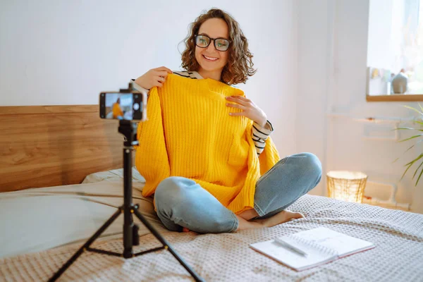 Bela Blogueira Moda Segurando Suéter Amarelo Sonhadoramente Gravar Novo Vídeo — Fotografia de Stock
