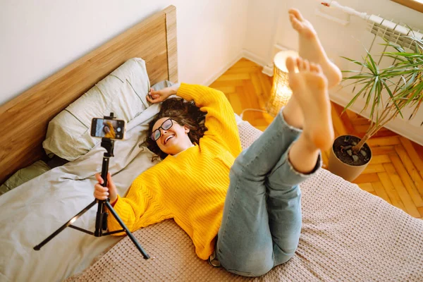 Bela Blogueira Moda Segurando Suéter Amarelo Sonhadoramente Gravar Novo Vídeo — Fotografia de Stock