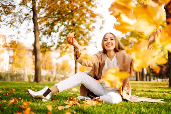 Młoda Kobieta Parku Słoneczny Jesienny Dzień Uśmiechnięta Bawiąca Się Liśćmi — Zdjęcie stockowe