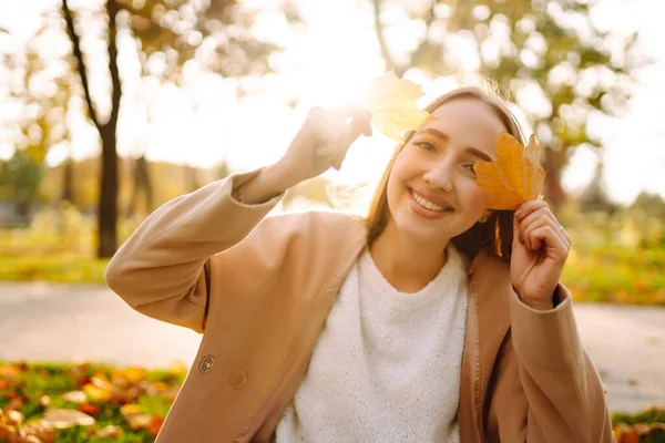 Young Woman Park Sunny Autumn Day Smiling Having Fun Leaves — Stock Photo, Image