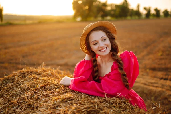 Beautiful Curly Woman Hat Clothes Posing Hay Bales Countryside Sunset — Stock Photo, Image