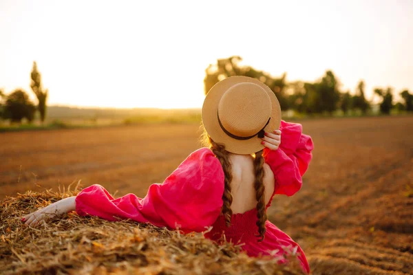 Hermosa Mujer Rizada Con Sombrero Ropa Posando Cerca Fardos Heno —  Fotos de Stock