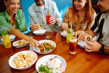 Yemek masası. Kafede dostça bir akşam yemeği. İnsanlar, yaşam tarzı, öğle yemeği, parti, rahatlama konsepti..