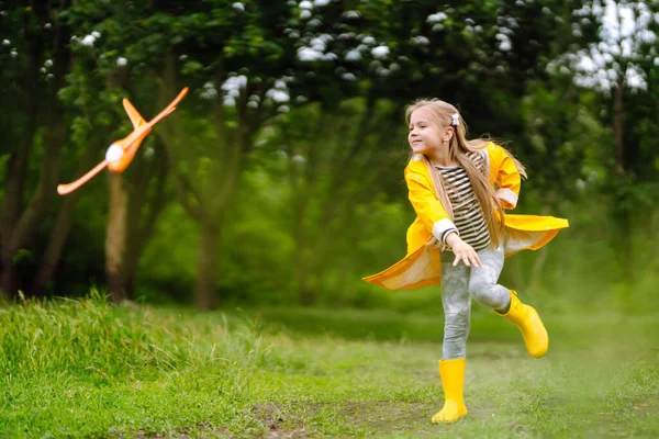 Menina Bonito Lança Avião Brinquedo Para Céu Uma Criança Caminha — Fotografia de Stock