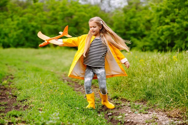 Menina Bonito Lança Avião Brinquedo Para Céu Uma Criança Caminha — Fotografia de Stock