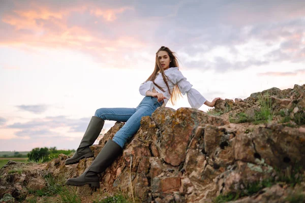 Jonge Vrolijke Vrouw Met Cowgirl Laarzen Die Poseren Het Platteland — Stockfoto