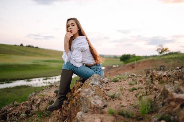 Jonge Vrolijke Vrouw Met Cowgirl Laarzen Die Poseren Het Platteland — Stockfoto