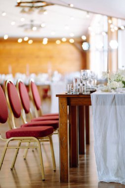 Olay için güzelce dekore edilmiş bir masa. Güzel servis. Düğün, doğum günü, parti, etkinlik konsepti.