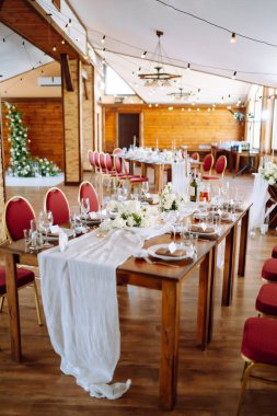 Olay için güzelce dekore edilmiş bir masa. Güzel servis. Düğün, doğum günü, parti, etkinlik konsepti.